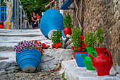 Blick auf traditionelle bunte Pflanzentöpfe in Kos-Stadt, Kos, Dodekanes, Griechische Inseln, Griechenland, Europa
