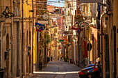 Blick auf eine schmale Straße mit rustikalen Gebäuden in Sassari, Sassari, Sardinien, Italien, Mittelmeer, Europa