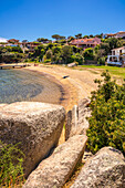 Blick auf Strand und Villen von Porto Rafael, Sardinien, Italien, Mittelmeer, Europa