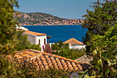 Blick auf La Maddalena und Terrakotta-Dächer und weiß getünchte Villen von Porto Rafael, Sardinien, Italien, Mittelmeer, Europa