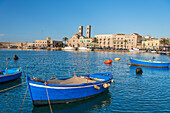 Kleine blaue Boote im Wasser des Hafens der mittelalterlichen Stadt Barletta, Adria, Mittelmeer, Apulien, Italien, Europa