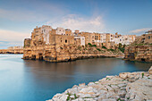 Polignano a Mare Küstenstadt in der Abenddämmerung, Bari, Apulien, Adria, Mittelmeer, Italien, Europa