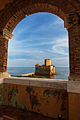 Mittelalterliche Burg Torre Astura von einem Bogen aus Ziegelsteinen aus gesehen, Tyrrhenisches Meer, Provinz Rom, Latium (Lazio), Italien, Europa