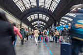 Fahrgäste im Transit, Hauptbahnhof von Mailand, Lombardei, Italien, Europa