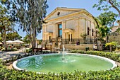 Upper Barrakka Gardens, mit der Malta Stock Exchange hinter dem Springbrunnen, Valletta, Malta, Mittelmeer, Europa