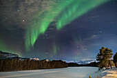 Aurora Borealis (Nordlicht) über dem Alta Fluss, nahe Alta, Polarkreis, Norwegen, Skandinavien, Europa