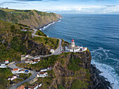 Luftbild des Leuchtturms Farol do Arnel und Fischerhütten, Insel Sao Miguel, Azoren, Portugal, Atlantik, Europa
