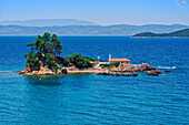 Kleine christliche Kirche, steinerne Kapelle mit Kreuz auf einem kleinen Inselstreifen im ruhigen Meer, Griechische Inseln, Griechenland, Europa