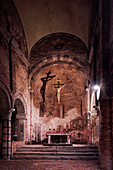 Jesus-Statue am Kreuz hängend mit Schatten an den Wänden der Gebäude des Santo-Stefano-Komplexes, Teil der Sette Chiese (Die Sieben Kirchen), Bologna, Emilia Romagna, Italien, Europa