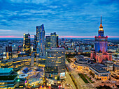 Skyline des Stadtzentrums und Palast der Kultur und Wissenschaft in der Abenddämmerung, Blick von oben, Warschau, Woiwodschaft Masowien, Polen, Europa