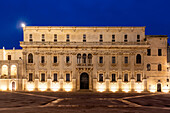 Palast auf der Piazza del Duomo in Lecce zur blauen Stunde, Salento, Apulien, Italien, Europa