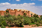Alte Burg am Fuße des Atlasgebirges aus rotem Lehmziegel im Ksar von Ait Ben Haddou, UNESCO-Welterbestätte, Provinz Ouarzazate, Marokko, Nordafrika, Afrika