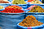 Gewürze und Kräuter zum Verkauf im Souk von Marrakesch, Marokko, Nordafrika, Afrika