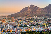Sonnenuntergang über der Stadt Kapstadt, Südafrika, Afrika
