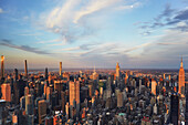 USA, New York, New York City, Luftaufnahme von Manhattan-Wolkenkratzern bei Sonnenuntergang