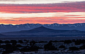 USA, New Mexico, Santa Fe, Dramatischer Sonnenuntergangshimmel über der Wüstenlandschaft des Cerrillos Hills State Park