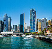 Australien, NSW, Sydney, Boot im Hafen und moderne Architektur am Wasser