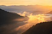 Ukraine, Gebiet Iwano Frankiwsk, Bezirk Werchowyna, Dorf Dzembronya, neblige Karpatenlandschaft bei Sonnenuntergang