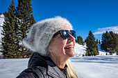 Lächelnde ältere Frau beim Entspannen in den Bergen