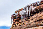 USA, Utah, Springdale, Zion National Park, Eiszapfen hängen von Felsen in den Bergen