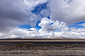 USA, Nevada, McDermitt, Weiße Wolken über der Wüste und Berge im Hintergrund