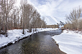 USA, Idaho, Bellevue, Fluss fließt in den Bergen im Winter