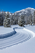 USA, Idaho, Sun Valley, Landstraße in den Bergen im Winter