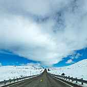 USA, Idaho, Sun Valley, Autobahn durch schneebedeckte Landschaft