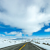 USA, Idaho, Sun Valley, Autobahn durch schneebedeckte Landschaft