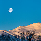 USA, Idaho, Bellevue, Full moon over snow-covered hills