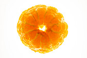 Geschälte Orange auf weißem Hintergrund