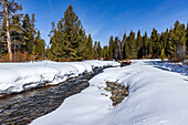 USA, Idaho, Ketchum, Eis und Schnee entlang des Big Wood River im Winter