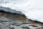 Eis und Schnee schmelzen entlang des Big Wood Rivers