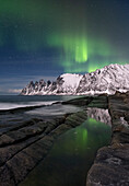 Das Nordlicht über den Teufelszähnen (Okshornan), Tungeneset, Senja, Troms und Finnmark, Norwegen, Skandinavien, Europa
