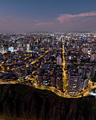 Luftaufnahme über Miraflores in der Abenddämmerung, Lima, Peru, Südamerika