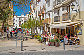Blick auf Cafés und Restaurants in Dalt Vila, UNESCO-Weltkulturerbe, Ibiza-Stadt, Eivissa, Balearen, Spanien, Mittelmeer, Europa