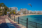Blick auf Promenade und Playa De Santa Eulalia, Santa Eularia des Riu, Ibiza, Balearische Inseln, Spanien, Mittelmeer, Europa