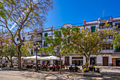 Blick auf Restaurants und Cafés am Platz Vara de Rei, UNESCO-Weltkulturerbe, Ibiza-Stadt, Eivissa, Balearen, Spanien, Mittelmeer, Europa