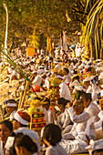 Blick auf Menschen am Kuta Beach zum Nyepi, balinesisches Neujahrsfest, Kuta, Bali, Indonesien, Südostasien, Asien