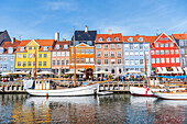 Bunte Häuser und vertäute Boote im Hafen Nyhavn, tagsüber, Kopenhagen, Dänemark, Skandinavien, Europa