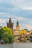 Karlsbrücke und Altstädter Brückenturm gegen den Himmel, UNESCO-Weltkulturerbe, Prag, Böhmen, Tschechische Republik (Tschechien), Europa