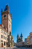 Astronomische Uhr und Tyn-Kirche am Altstädter Ring, UNESCO-Welterbe, Prag, Böhmen, Tschechische Republik (Tschechien), Europa