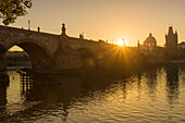 Karlsbrücke bei Sonnenaufgang, UNESCO-Weltkulturerbe, Prag, Böhmen, Tschechische Republik (Tschechien), Europa