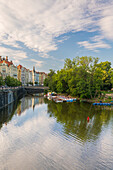 Jugendstilgebäude entlang der Moldau und Boote auf der Slovansky-Insel, Prag, Tschechische Republik (Tschechien), Europa