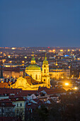 Beleuchtete St.-Nikolaus-Kirche bei Nacht, Mala Stranar, UNESCO-Weltkulturerbe, Prag, Böhmen, Tschechische Republik (Tschechien), Europa