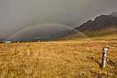 Ein Regenbogen spannt sich über die Landschaft nahe der Stadt Stykkisholmur, Halbinsel Snaefellsnes, Westküste Islands, Polarregionen
