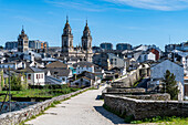 Blick von der römischen Stadtmauer von Lugo und seiner Kathedrale, UNESCO-Welterbe, Lugo, Galicien, Spanien, Europa