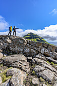 Touristen schauen auf den Fjord während einer Wanderung zum Skaelingsfjall im Sommer, Streymoy Island, Färöer Inseln, Dänemark, Europa