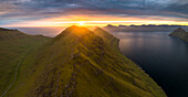 Panoramablick auf den Funningur Fjord bei Sonnenaufgang, Eysturoy Island, Färöer Inseln, Dänemark, Europa