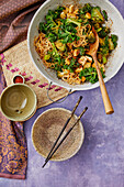 Fried noodles with tofu and green vegetables (vegan)